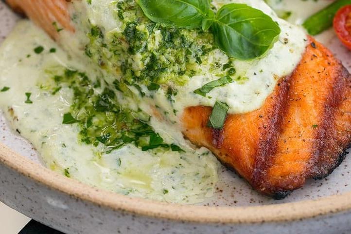 Creamy Spinach Pesto Salmon
